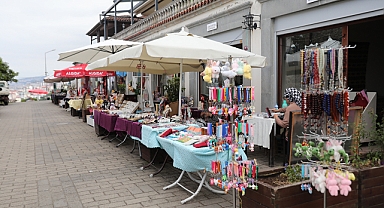 BU SOKAKTA EMEKLE HARMANLANAN ÜRÜNLER SATILIYOR