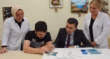 FETTAHOĞLU ÖĞRENCİLERLE TEK TEK İLGİLENDİ