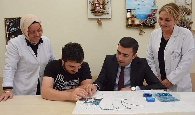 FETTAHOĞLU ÖĞRENCİLERLE TEK TEK İLGİLENDİ