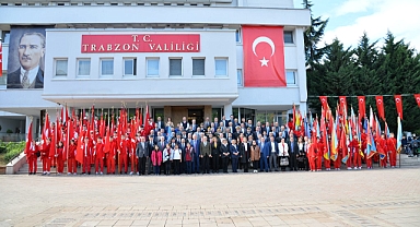 CUMHURİYET BAYRAMI DOLAYISIYLA ÇELENK SUNMA TÖRENİ DÜZENLENDİ