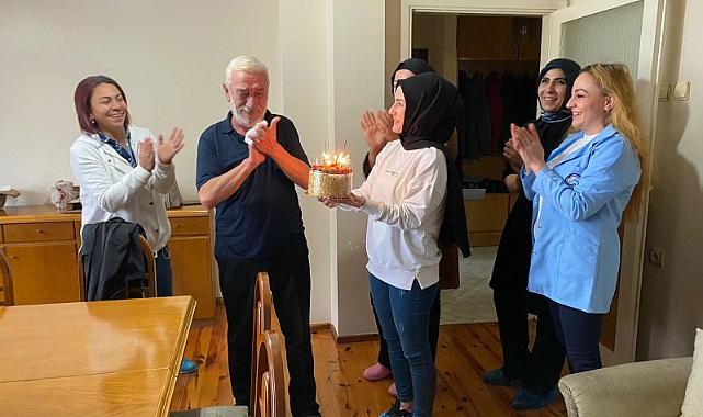 EVDE BAKIM HİZMETLERİNDEN GÜRSOY'A SÜRPRİZ DOĞUM GÜNÜ!