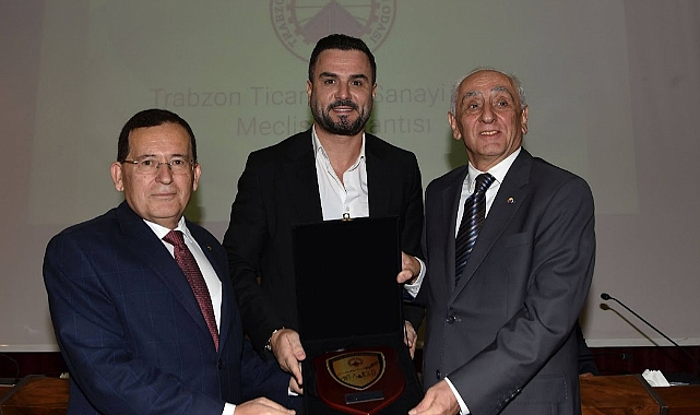 MECLİS ÜYELERİNE PLAKET TAKDİM EDİLDİ