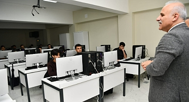 BAŞKAN ZORLUOĞLU ÇARŞIBAŞI’NDA ÖĞRENCİLERLE BULUŞTU