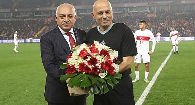 CÜNEYT ÇAKIR, TÜRKİYE-ÇEKYA MAÇI İLE JÜBİLE YAPTI