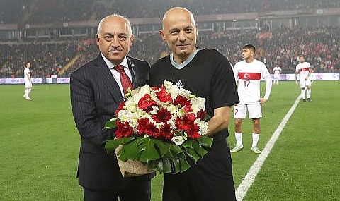 CÜNEYT ÇAKIR, TÜRKİYE-ÇEKYA MAÇI İLE JÜBİLE YAPTI