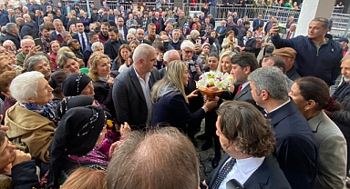 DİLEK İMAMOĞLU'NA SEVGİ SELİ