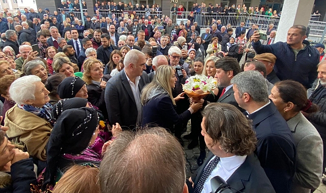 DİLEK İMAMOĞLU'NA SEVGİ SELİ