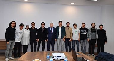 MUCİT ÖĞRENCİLER BAŞKAN GENÇ'İ ZİYARET ETTİ