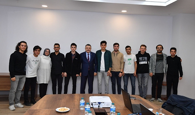 MUCİT ÖĞRENCİLER BAŞKAN GENÇ'İ ZİYARET ETTİ