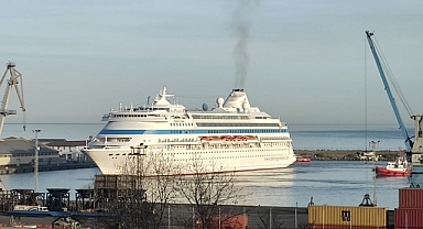 DEVASAL GEMİ TRABZON LİMANI'NA DEMİR ATTI