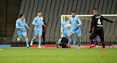 EVİNDE ASLAN AMA DIŞARDA KUZU!