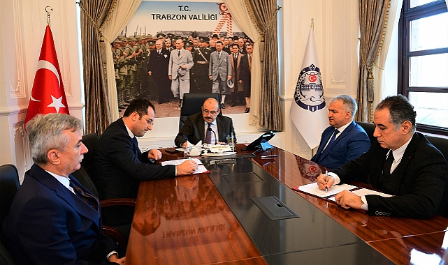 AKÇAABAT HALK KÜTÜPHANESİ İÇİN SEVİNDİREN İMZA