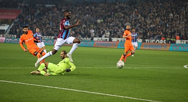 EVİNDE KALESİNE DUVAR ÖRÜYOR