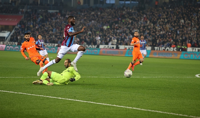 EVİNDE KALESİNE DUVAR ÖRÜYOR