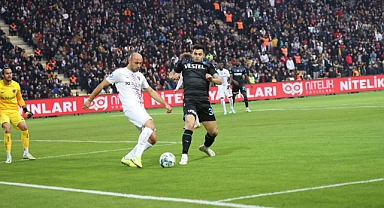 SORLOTH VE CORNELİUS'U MUMLA ARATTILAR!