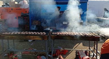 AKÇAABAT KÖFTESİ DEPREMZEDELERİN EMRİNDE