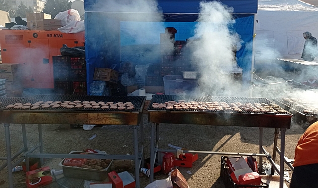 AKÇAABAT KÖFTESİ DEPREMZEDELERİN EMRİNDE