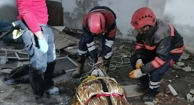 BÜYÜKŞEHİR EKİPLERİ “ÇOK SUSADIM ÇABUK OLUN” DİYEN AYŞENUR VE ANNESİNİ KURTARDI