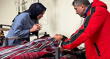 DR. SEZGİN MUMCU AFET BÖLGESİNDE HASTALARLA İLGİLENİYOR