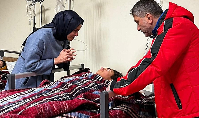 DR. SEZGİN MUMCU AFET BÖLGESİNDE HASTALARLA İLGİLENİYOR