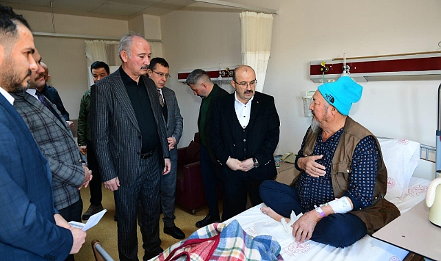 HASTANELERDE TEDAVİ GÖREN DEPREMZEDELERE MORAL VERDİLER  