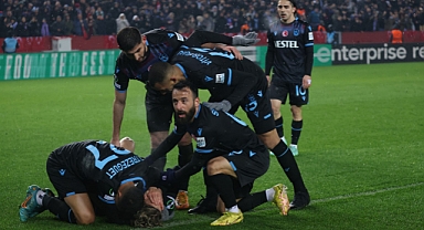 JENS LARSEN BİR İLKİ BAŞARDI