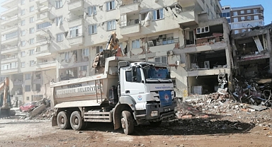 KAHRAMANMARAŞ VE ELBİSTAN’DA ENKAZ KALDIRMA ÇALIŞMALARI DEVAM EDİYOR 