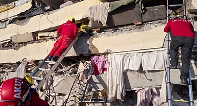 TRABZON’DAN GİDEN AKUT EKİBİ KAHRAMANMARAŞ’TA ŞİMDİLİK 3 KİŞİYE NEFES OLDU