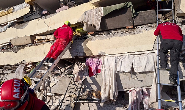 TRABZON’DAN GİDEN AKUT EKİBİ KAHRAMANMARAŞ’TA ŞİMDİLİK 3 KİŞİYE NEFES OLDU