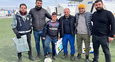 TRABZONSP TARAFINDAN 'TÜRKİYE' YAZILI TOPA VURMAYAN ENES'E GÖNDERİLEN HEDİYELER ULAŞTI