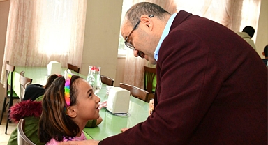 USTAOĞLU'DAN DEPREMZEDE VATANDAŞLARA ZİYARET