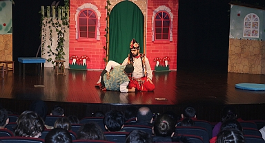 AKÇAABAT’TA DEPREMZEDE ÇOCUKLARA TİYATRO GÖSTERİSİ