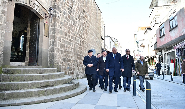 BAŞKAN ZORLUOĞLU BEDESTEN CADDESİ’NDE TAMAMLANAN ÇALIŞMALARI İNCELEDİ
