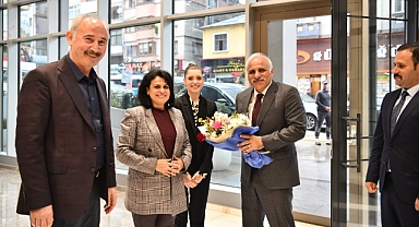  DEPREM BÖLGESİNDEN DÖNEN BAŞKAN ZORLUOĞLU ÇİÇEKLERLE KARŞILANDI