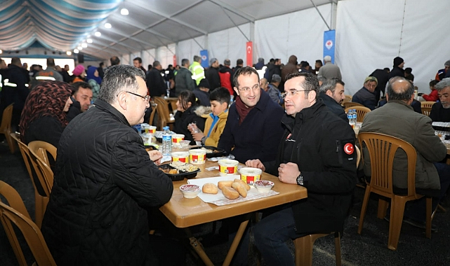 GENÇ, İLK İFTARINI ELBİSTAN’DA DEPREMZEDELERLE AÇTI