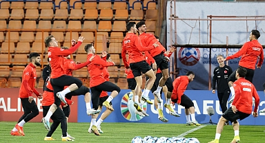 GÖNLÜMÜZ DE GÖZÜMÜZ DE AY-YILDIZDA!