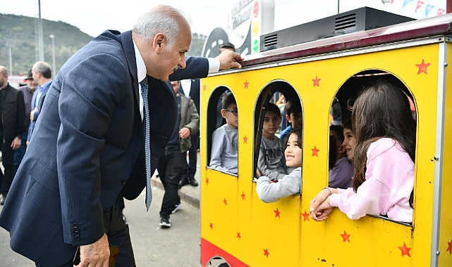DEPREMZEDE ÇOCUKLAR HEM EĞLENDİLER HEM DE ÖĞRENDİLER