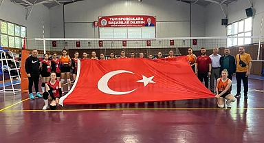 AKÇAABAT'TA LİSELER ARASI VOLEYBOL TURNUVASINDA HEYECAN DORUKTA