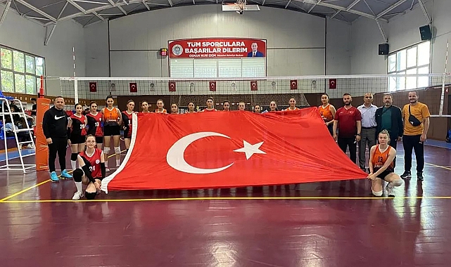 AKÇAABAT'TA LİSELER ARASI VOLEYBOL TURNUVASINDA HEYECAN DORUKTA