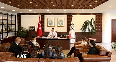 AKÇAABAT’TA MİNİKLER YEREL YÖNETİMİ YERİNDE ÖĞRENDİLER