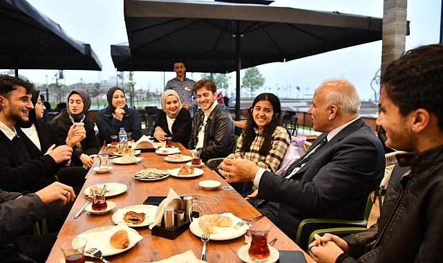 BAŞKAN ZORLUOĞLU GANİTA’DA GENÇLERLE TRABZON’U KONUŞTU