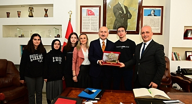  KARAİSMAİLOĞLU, TRABZON LİSESİ’NDE SINIF ARKADAŞLARIYLA BULUŞTU