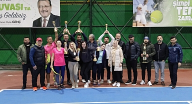 KARIŞIK ÇİFTLER VETERAN TENİS TURNUVASI’NDA ŞAMPİYONLAR ÖDÜLLERİNİ ALDI