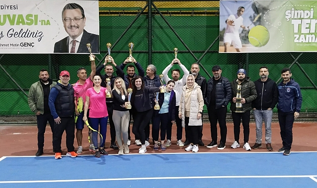 KARIŞIK ÇİFTLER VETERAN TENİS TURNUVASI’NDA ŞAMPİYONLAR ÖDÜLLERİNİ ALDI