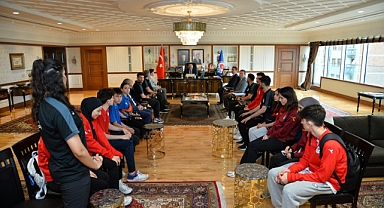 BAŞKAN ZORLUOĞLU ŞAMPİYON SPORCULARI AĞIRLADI