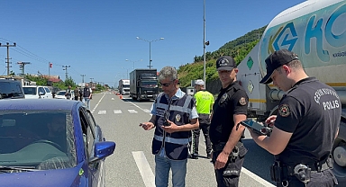 KARADENİZ SAHİL YOLUNDA DÖNÜŞ TRAFİĞİ