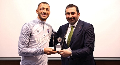 VİTOR HUGO LÜKS OLMAZ MI?