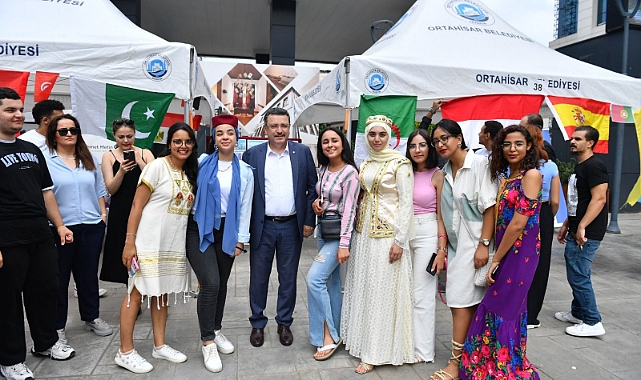 BAŞKAN GENÇ, ULUSLARARASI ÖĞRENCİLERİN KÜLTÜR PANAYIRI'NI GEZDİ