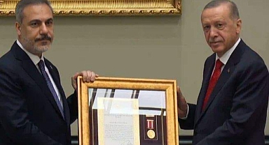 ERDOĞAN, HAKAN FİDAN'A 'DEVLET ÜSTÜN HİZMET MADALYASI' VERDİ