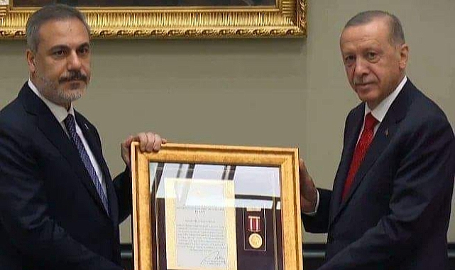 ERDOĞAN, HAKAN FİDAN'A 'DEVLET ÜSTÜN HİZMET MADALYASI' VERDİ